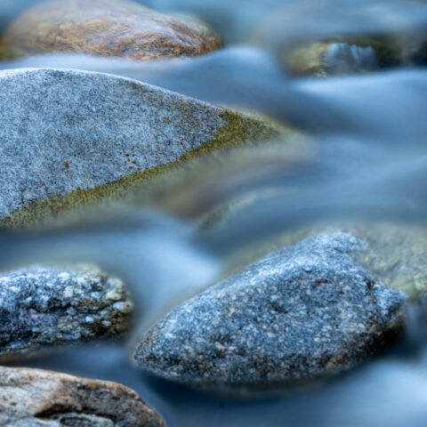 Steine und Wasser